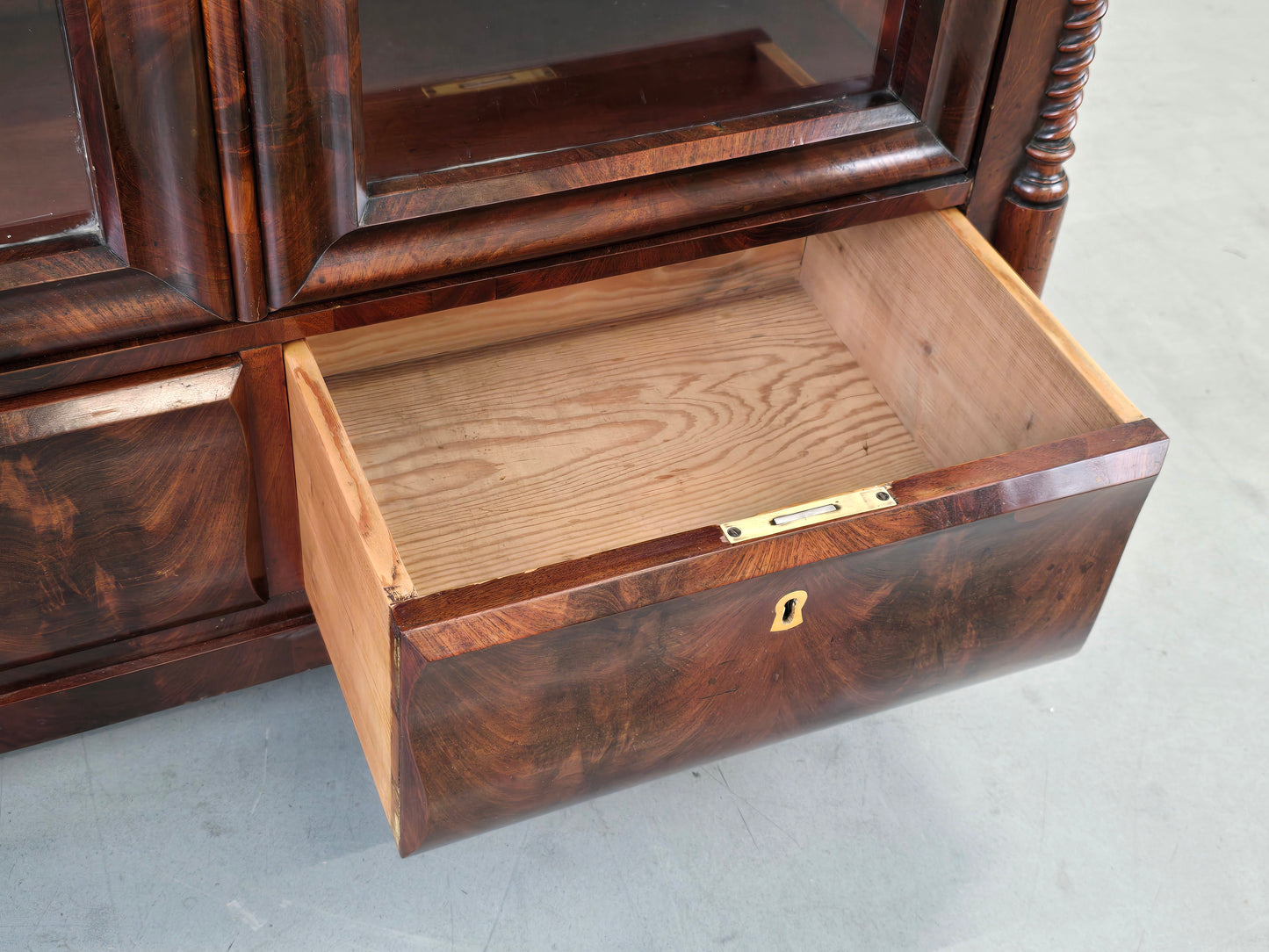 ANTIKE VITRINE Biedermeier Bücherschrank Mahagoni Schrank