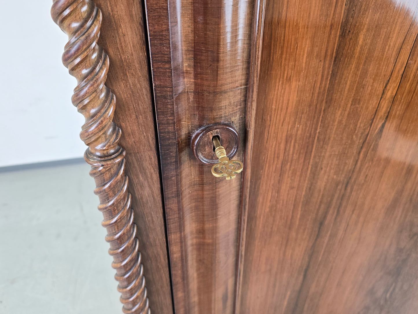 ANTIQUER SCHRANK Biedermeier Kleiderschrank Wäscheschrank Nussbaum Holz Antik
