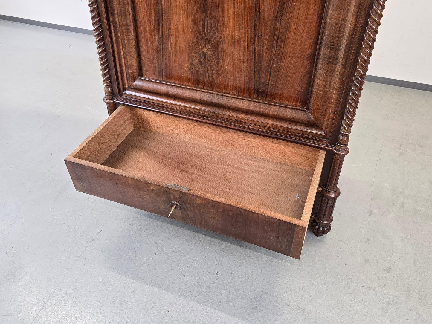 ANTIQUER SCHRANK Biedermeier Kleiderschrank Wäscheschrank Nussbaum Holz Antik