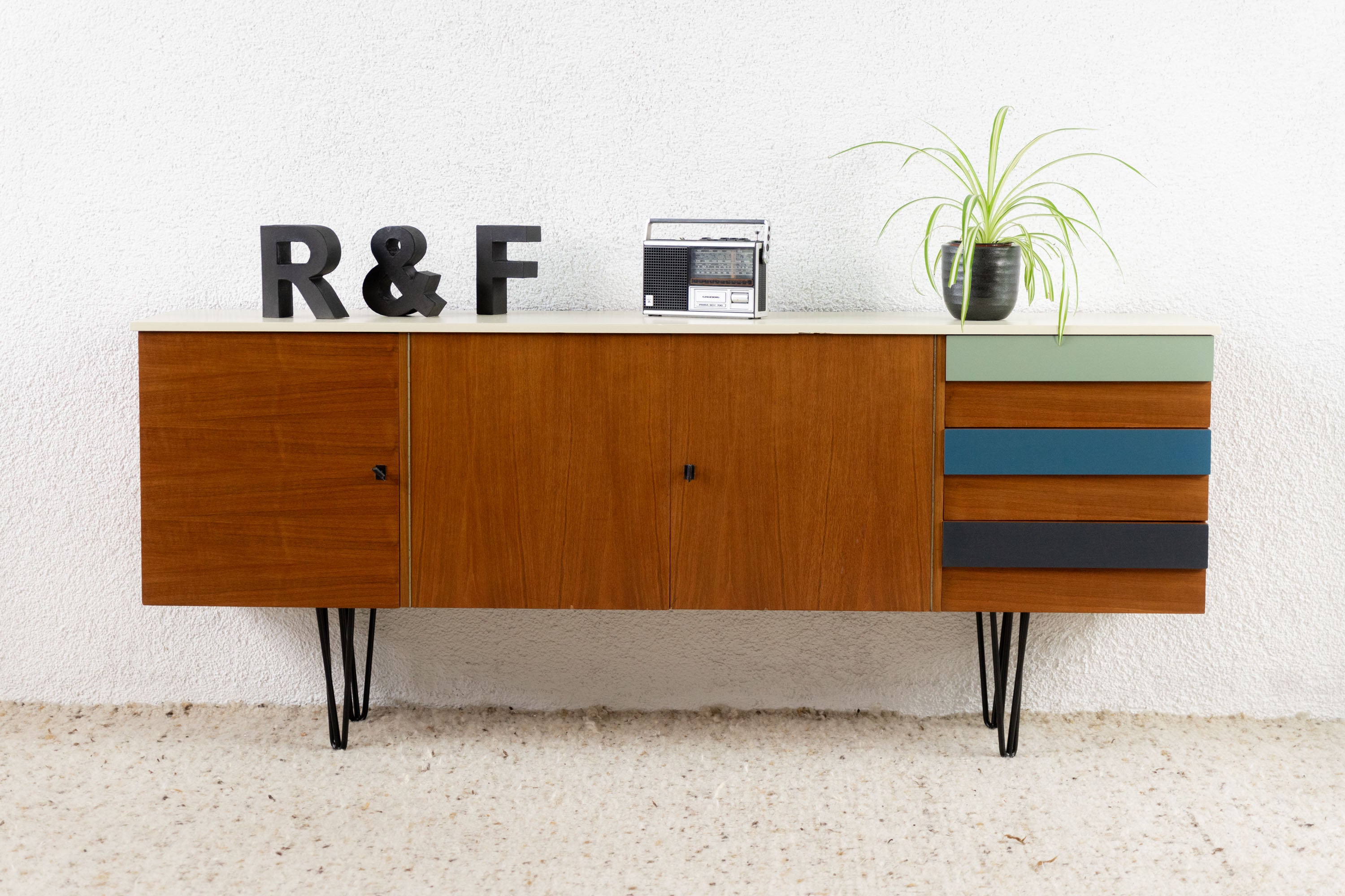 Sideboard – Renz and Friends